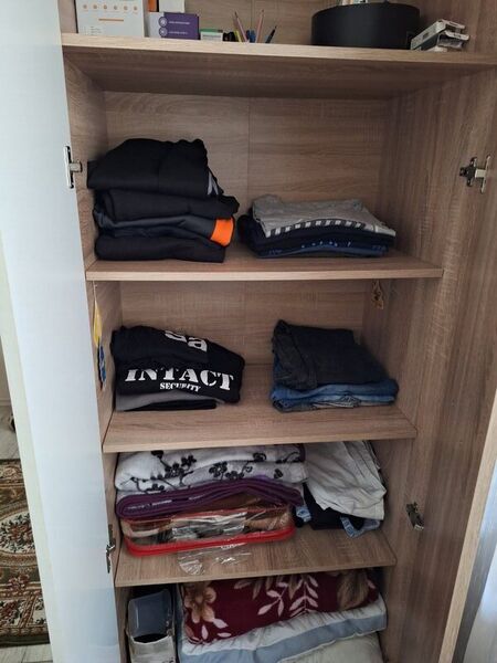Vand dulap nou impecabil vara urme de uzura sau pete