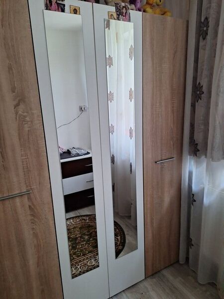 Vand dulap nou impecabil vara urme de uzura sau pete