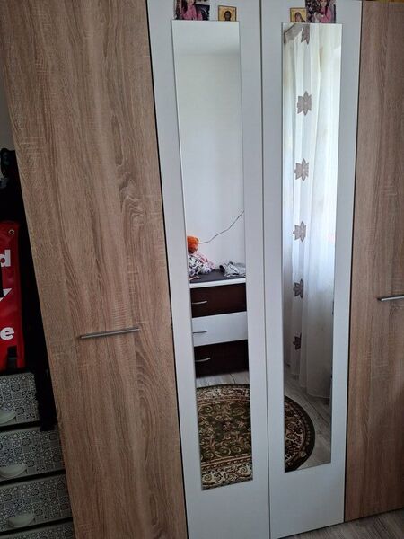 Vand dulap nou impecabil vara urme de uzura sau pete